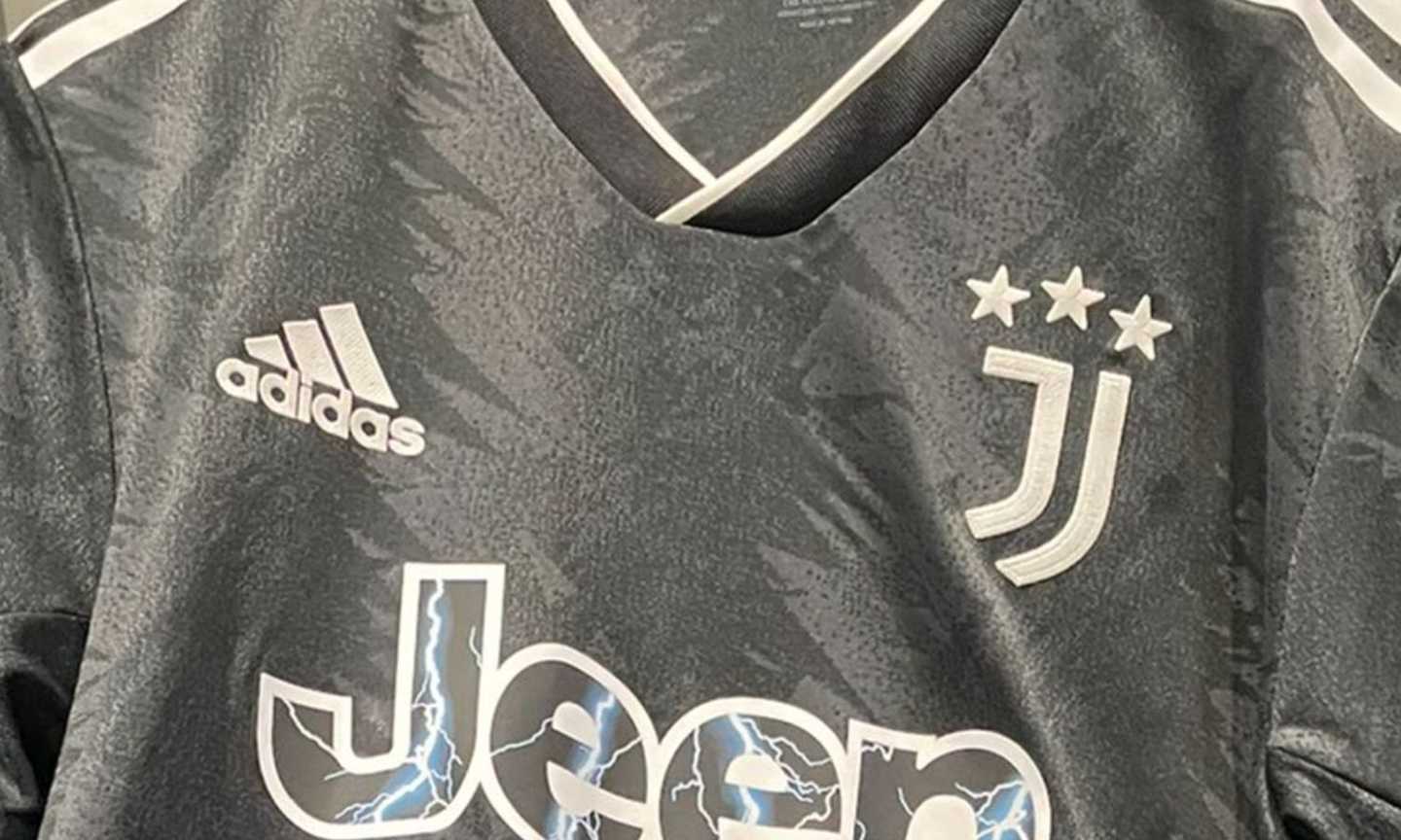 Juve, svelata la seconda maglia 2022/23 FOTO