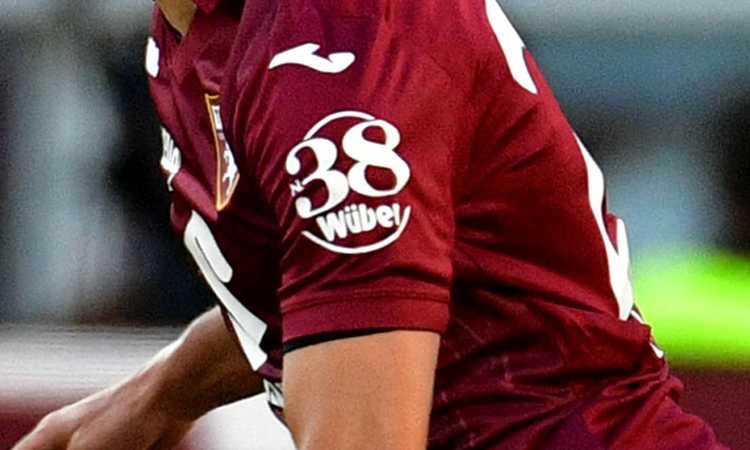 Cosa sono gli sleeve sponsor: in Serie A arrivano 17 milioni di euro, anni luce indietro rispetto alla Premier
