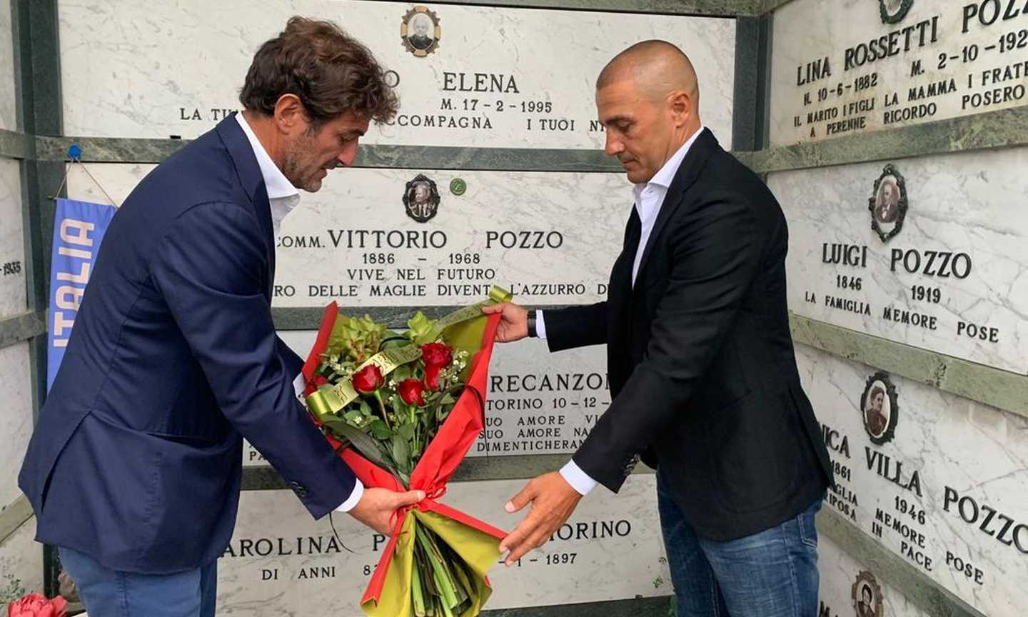 Il bel gesto di Cannavaro e Ferrara: fiori per Vittorio Pozzo VIDEO