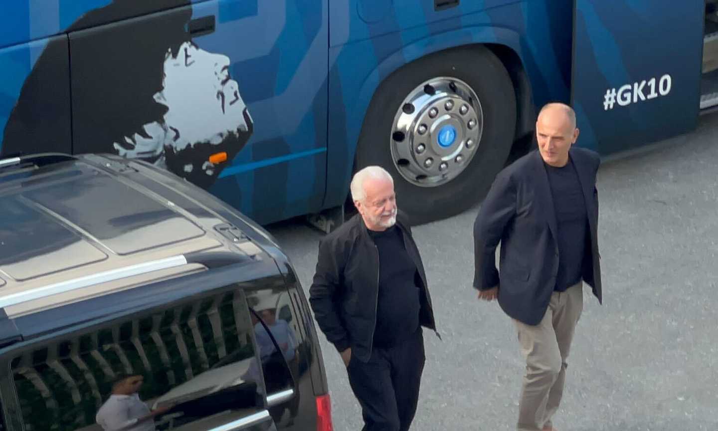 Napoli, riecco De Laurentiis allo stadio: nervi tesi con l'arbitro dopo un accenno di rissa in campo VIDEO