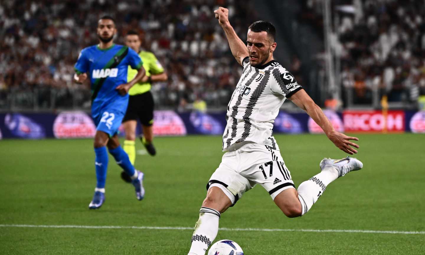 Juve, primi segnali di Kostic: Allegri si affida a lui per eliminare la solitudine di Vlahovic