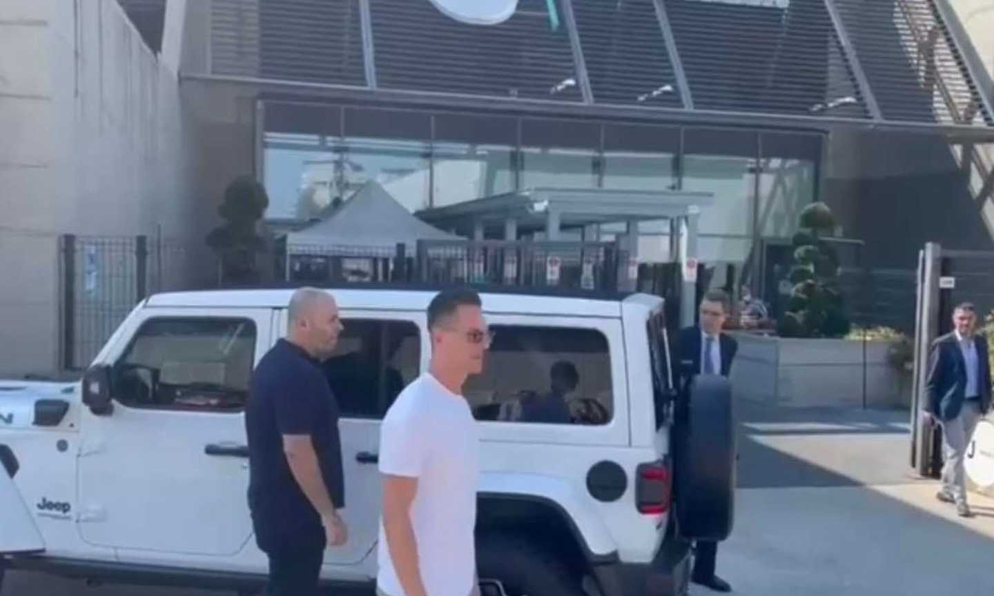 Juve, l'arrivo di Milik al J Medical per le visite VIDEO 