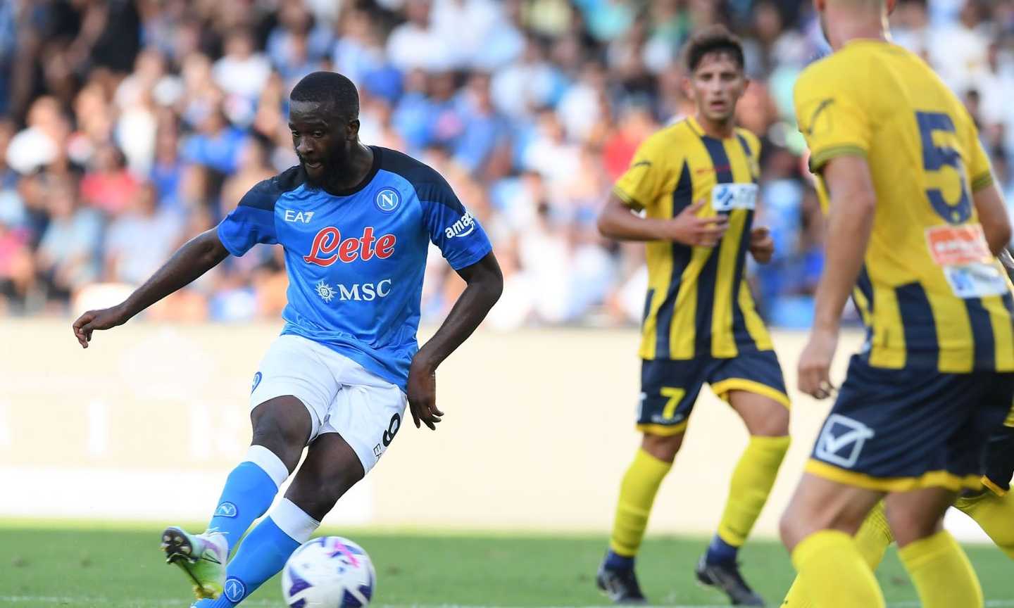 Napoli: Ndombele entra e spara la palla alle stelle VIDEO