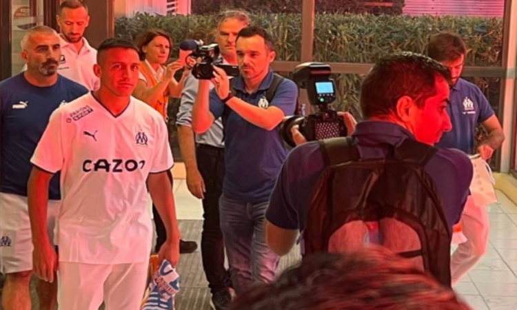 Inter alle spalle, Sanchez UFFICIALE al Marsiglia: il VIDEO della partenza, delirio di tifosi impazziti ad attenderlo Inter alle spalle, Sanchez UFFICIALE al Marsiglia: il VIDEO della partenza, delirio di tifosi impazziti ad attenderlo