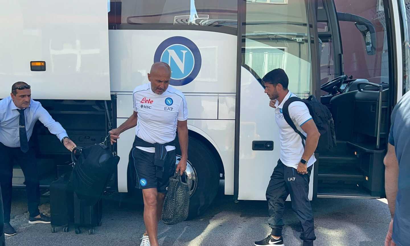 Napoli in partenza verso Firenze, la carica dei tifosi: ‘Vai mister, mangiamoli! Kvara sei un mostro’ VIDEO