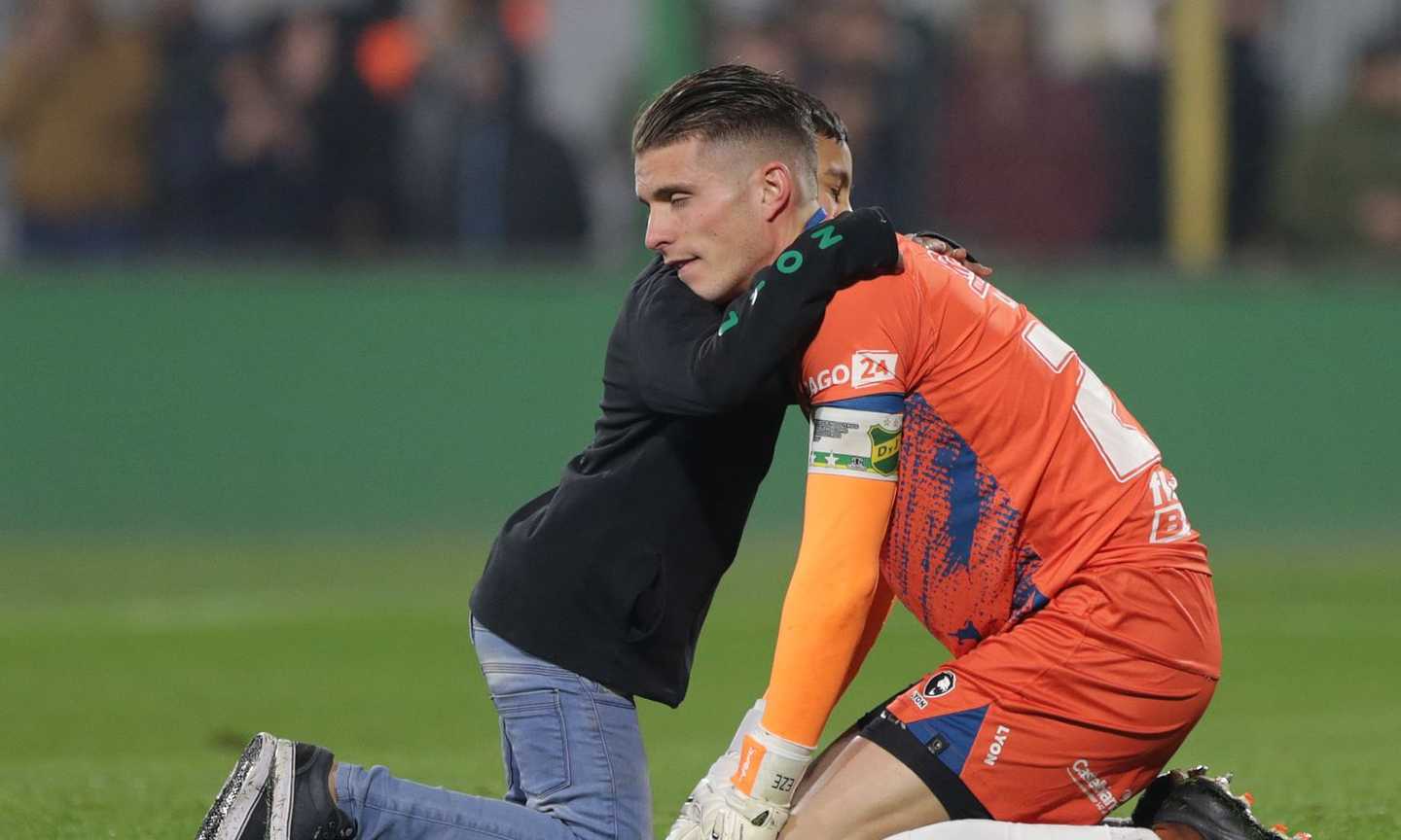 Argentina: gol subito al 90' dal Defensa y Justicia, un bambino entra in campo e consola il portiere VIDEO