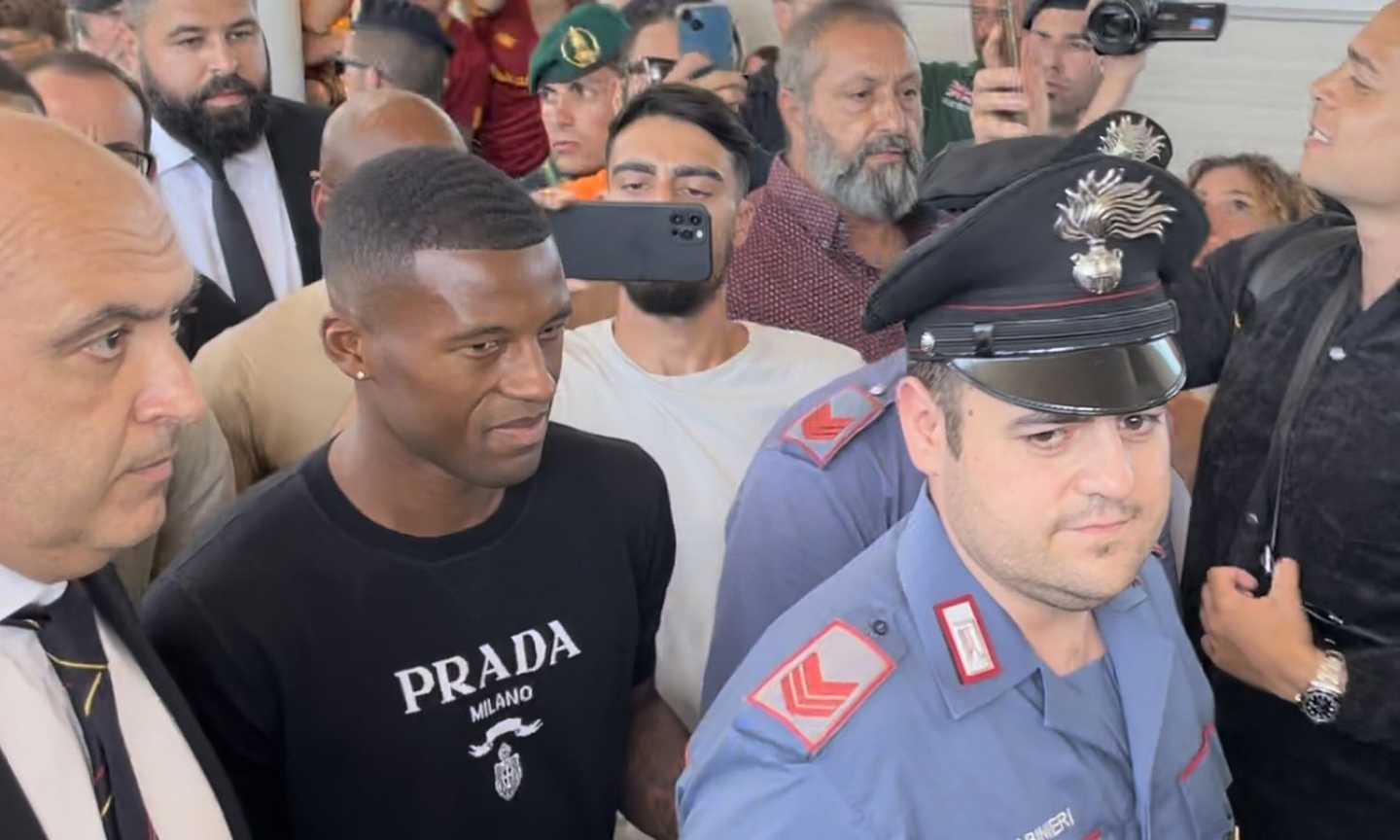 Roma, finalmente Wijnaldum: il nuovo acquisto è atterrato a Ciampino FOTO-VIDEO