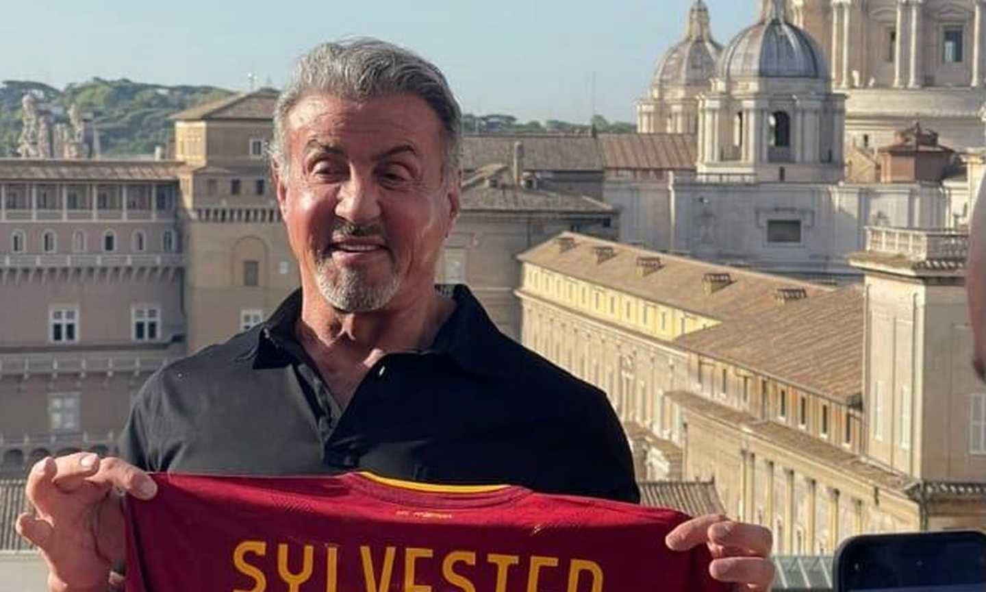 Roma, un tifo da Rocky: Stallone mostra la maglia giallorossa FOTO