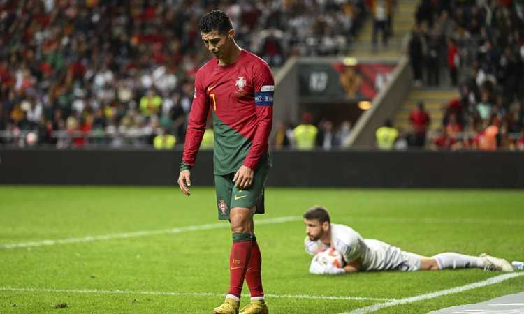 Ronaldo senza pace: il Manchester United cancella la sua effigie da Old Trafford VIDEO