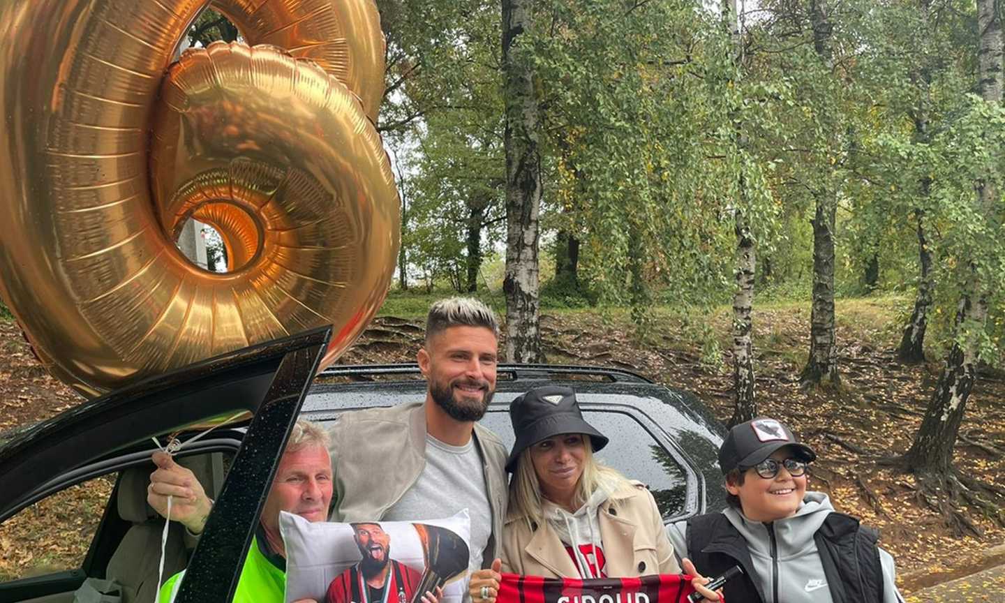 Milan, sorpresa dei tifosi per il compleanno di Giroud: palloncini col 36 e cuscino con lo scudetto, VIDEO