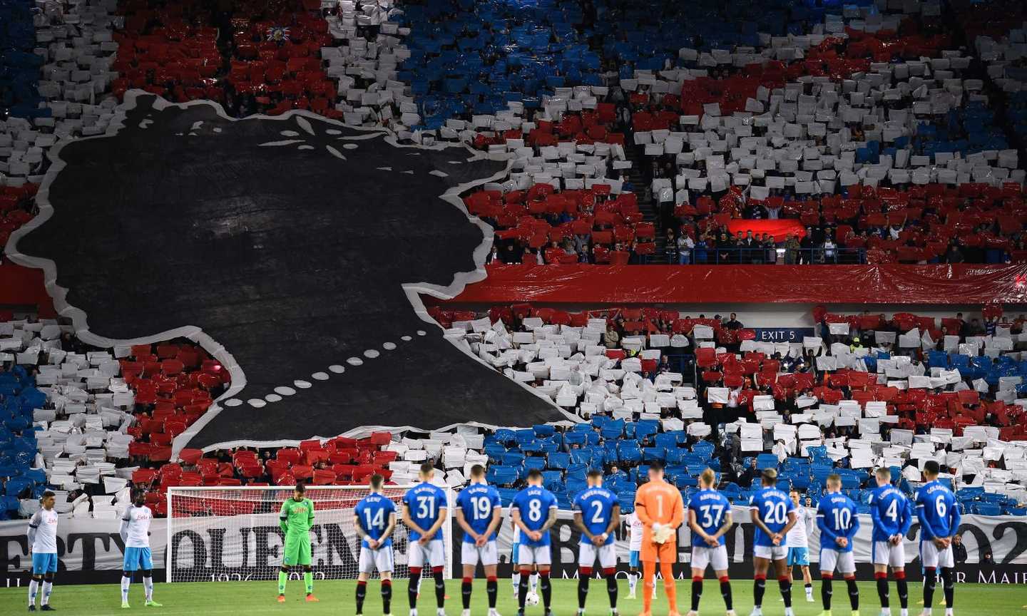 Il tributo da brividi di Ibrox Park durante il minuto di silenzio per la Regina Elisabetta FOTO