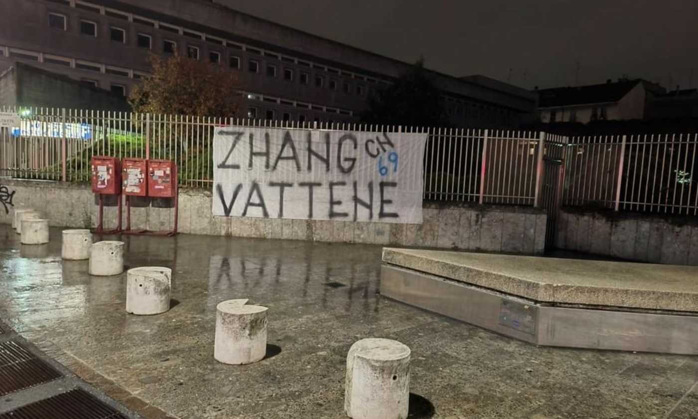 Inter Protesta Dei Tifosi Contro Zhang Vattene Striscioni In Tutta