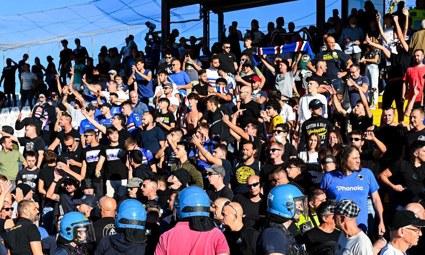 Spezia-Sampdoria, disordini prima del derby ligure: fumogeni contro i tifosi di casa