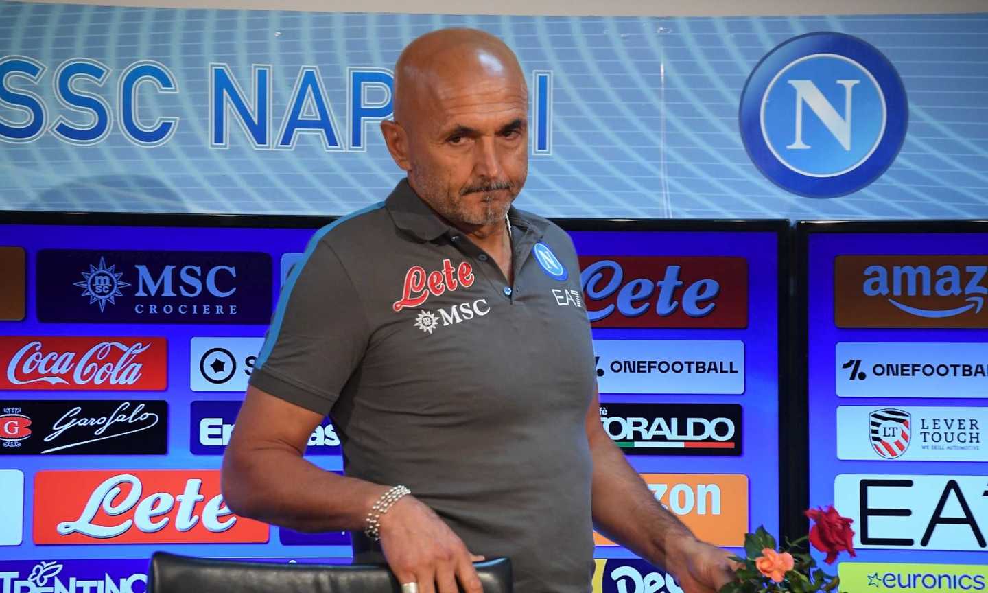 Napoli: Spalletti si presenta in conferenza stampa con due rose, ecco il motivo VIDEO