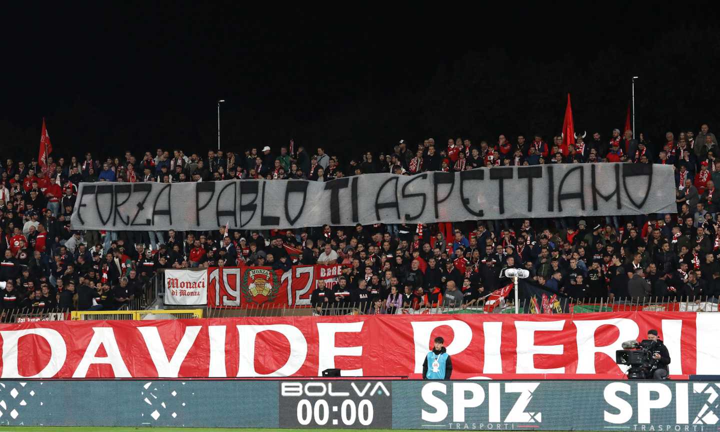 Monza, tutti con Pablo Marì: lo striscione dei tifosi e il gesto dei compagni 