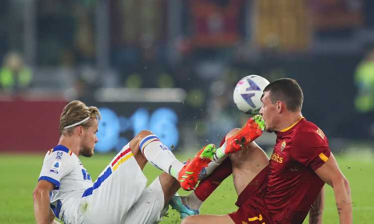 Roma-Lecce, rivivi la MOVIOLA: Banti richiama Prontera al VAR, ma il rosso a Hjulmand è esagerato. C’è il rigore