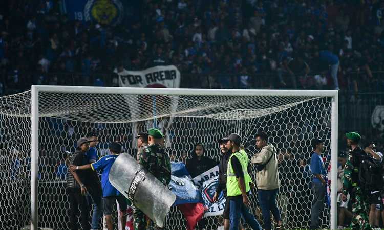 Tragedia in Indonesia dopo una partita, almeno 182 morti e 200 feriti: la ricostruzione e il VIDEO degli scontri