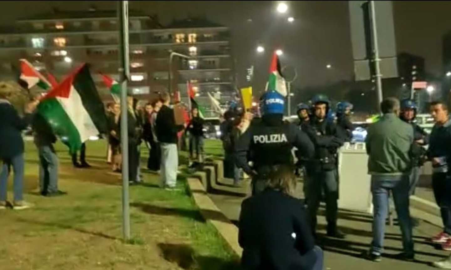 Juve-Maccabi Haifa, manifestazione pro Palestina all'esterno dello Stadium. 'Isreaele Apartheid' VIDEO