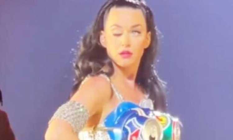 Katy Perry, lo strano incidente all’occhio spaventa i fan. Ma la popstar festeggia il compleanno, che FOTO!