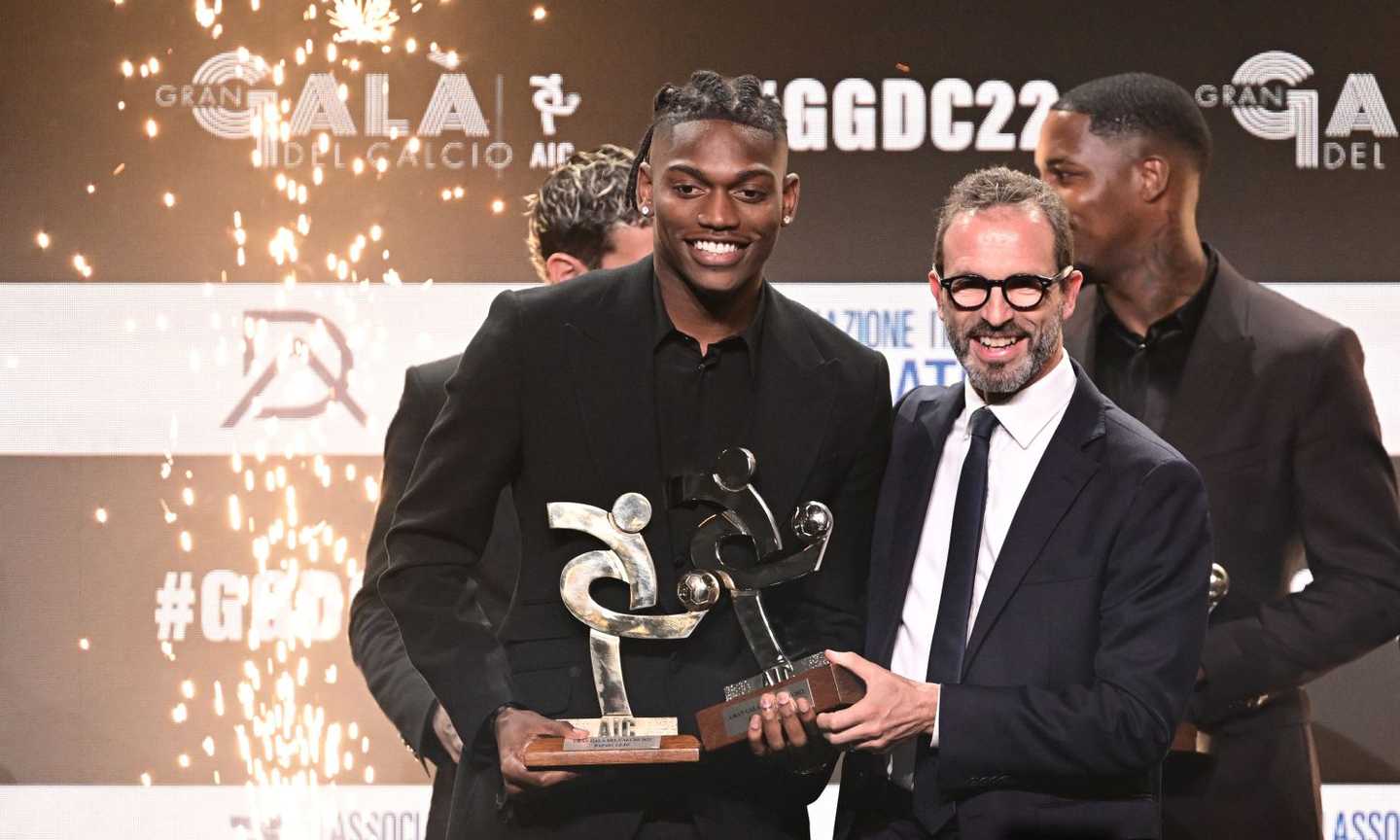 Milan, Leao miglior giocatore della Serie A 2021-22: 'Pioli mi ha reso uomo. Il mio gol preferito? Non mio'