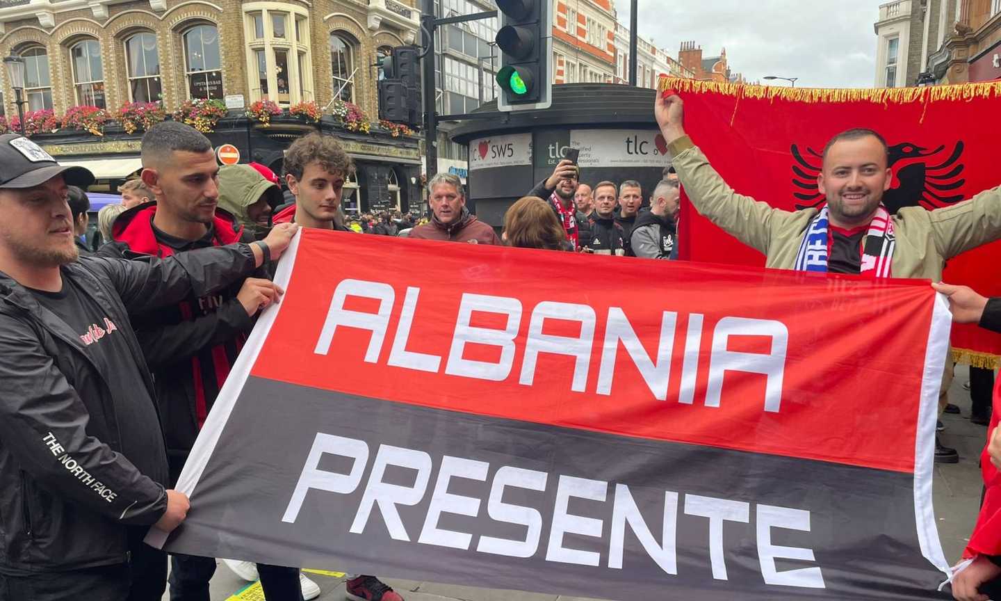 Milan, cresce l'attesa per la gara col Chelsea: 2700 tifosi a Londra, corteo verso Stamford Bridge FOTO