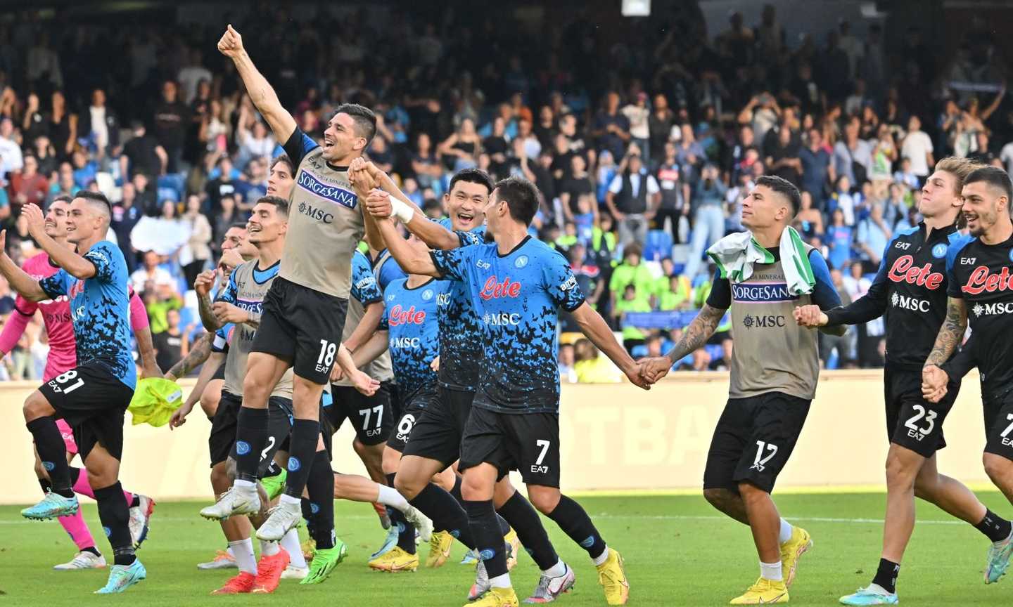 Il Sassuolo oppone poco di serio: un Napoli diverso ottimizza e fa 13, il pensiero vola ad Anfield