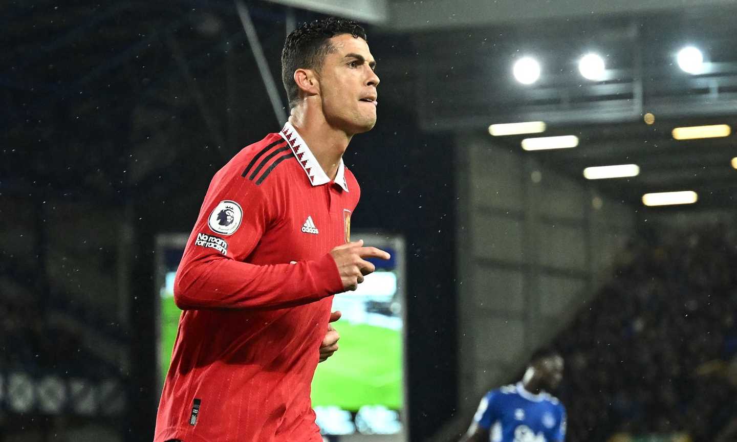 Cristiano Ronaldo ai tifosi invadenti: 'Calma' VIDEO