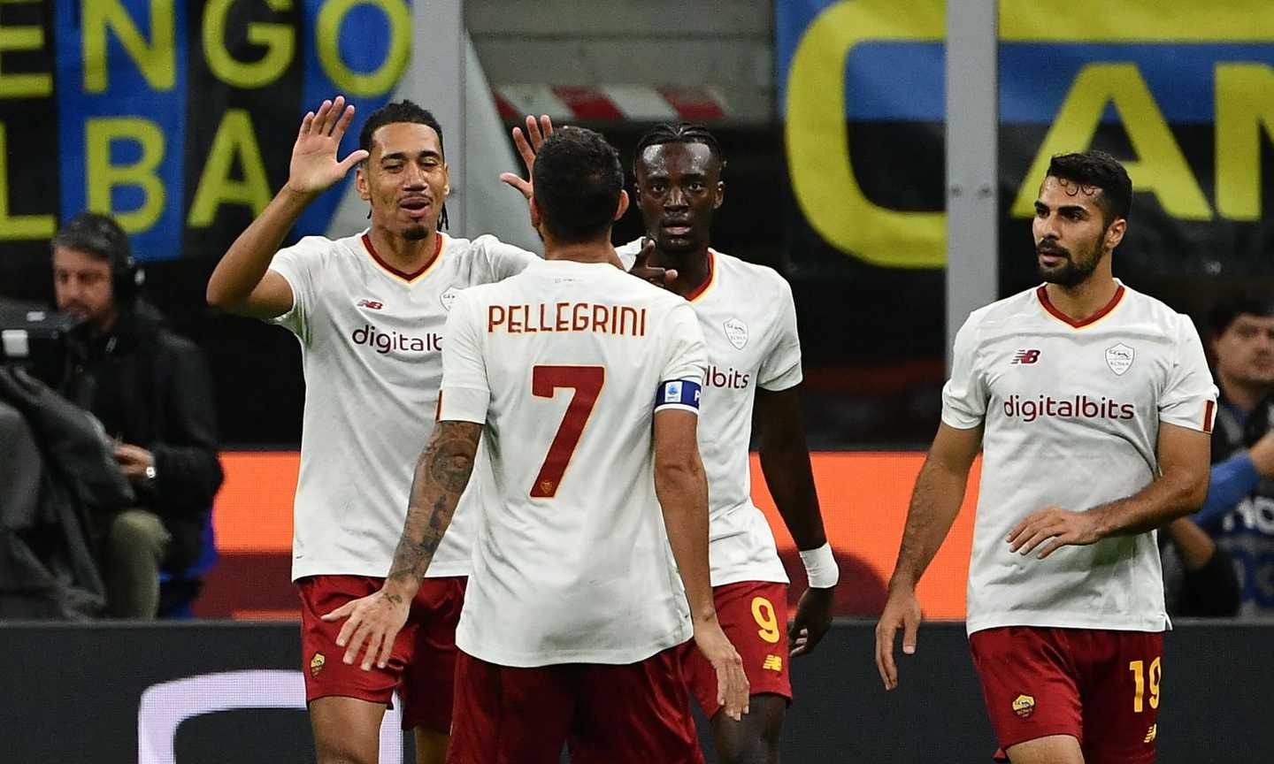 Smalling e Dybala ribaltano l’Inter: la Roma vince 2-1 a San Siro