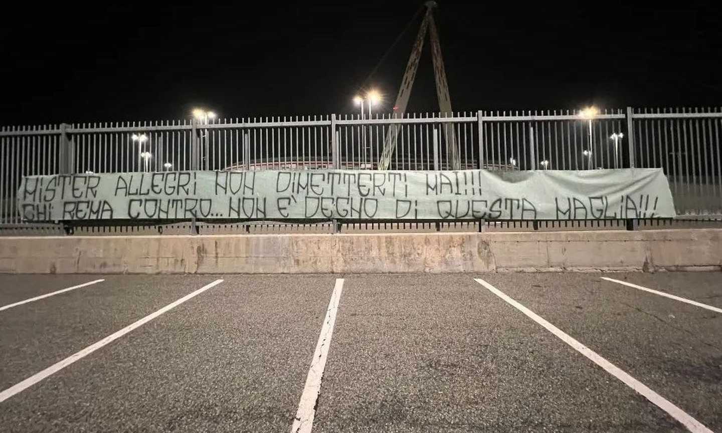 Juve, striscioni allo Stadium: 'Allegri, non dimetterti!', 'Agnelli vattene!'