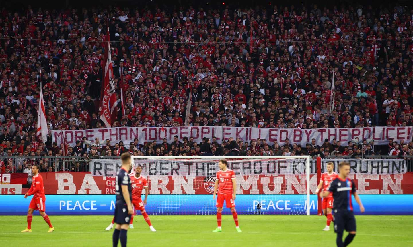 Bayern, striscione per la tragedia in Indonesia: 'Più di 100 persone uccise dalla polizia, ricordate i morti di Kanjuruhan' FOTO