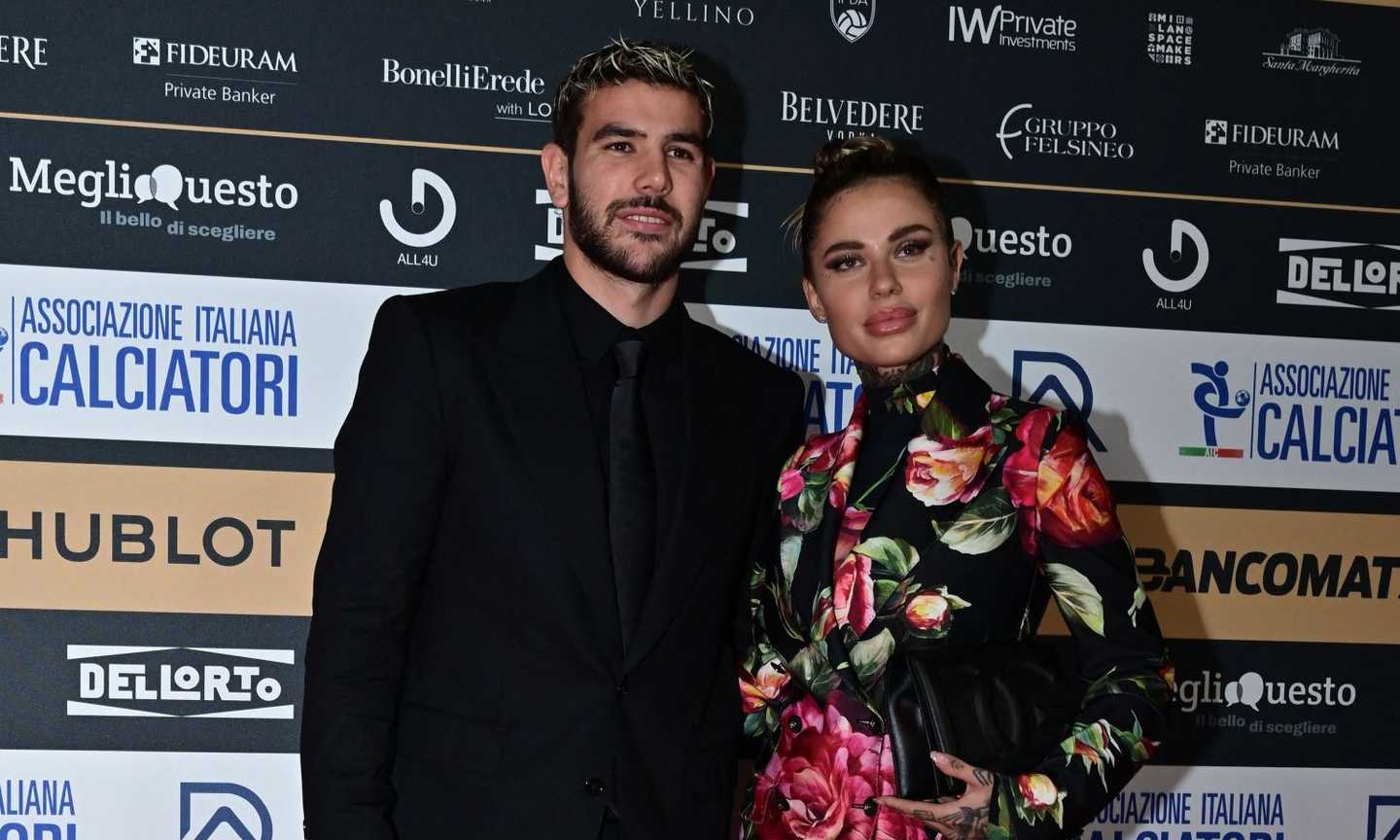 Milan, Theo Hernandez aspetta una figlia: baby shower e l'annuncio della compagna Zoe Cristofoli VIDEO