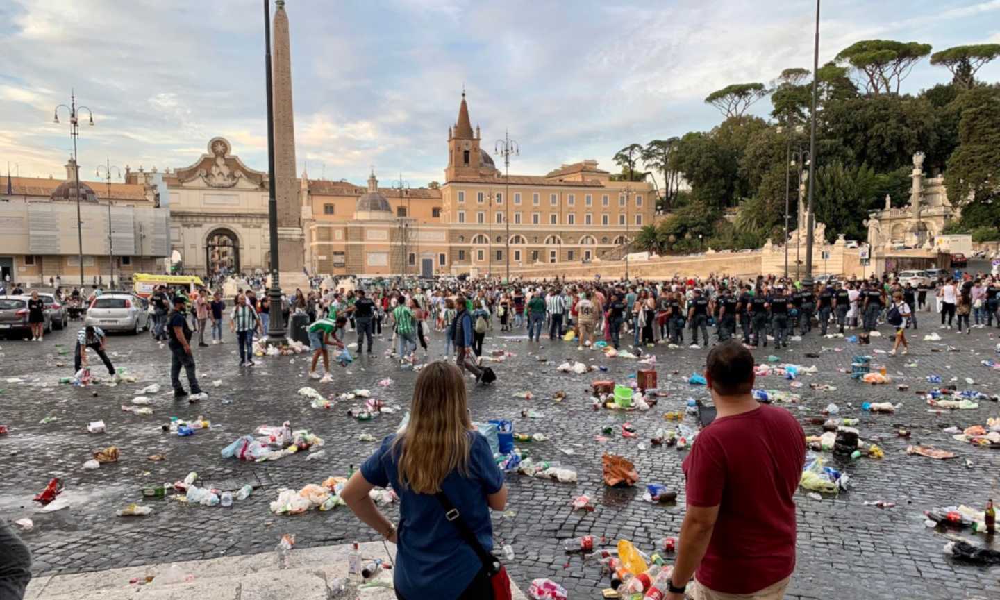 Roma-Betis, i tifosi spagnoli vandalizzano il centro della capitale 