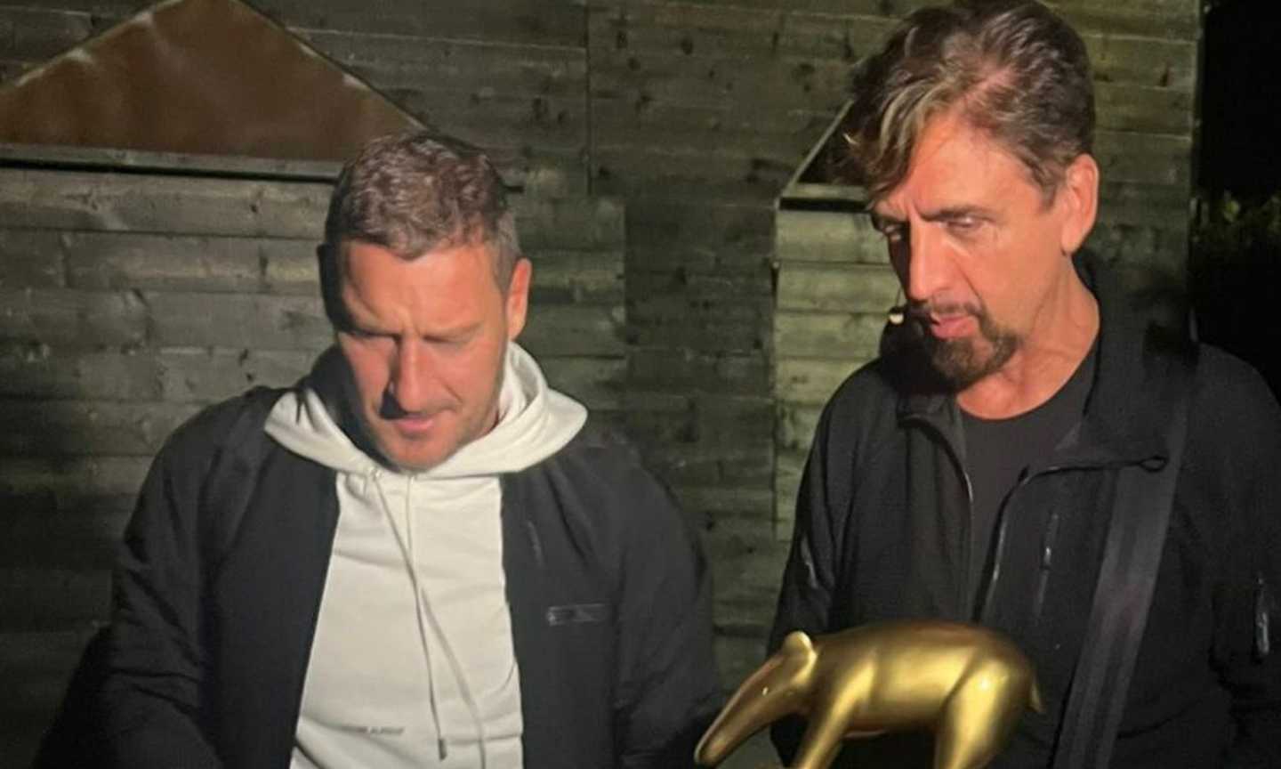 Tapiro d'Oro a Totti per la vicenda dei Rolex: 'Attento che dopo i Rolex Ilary ti fa sparire pure questo…'