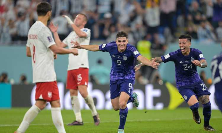 Alvarez e Mac Allister regalano il primo posto all'Argentina, ma passa anche la Polonia: 2-0 e ottavi centrati