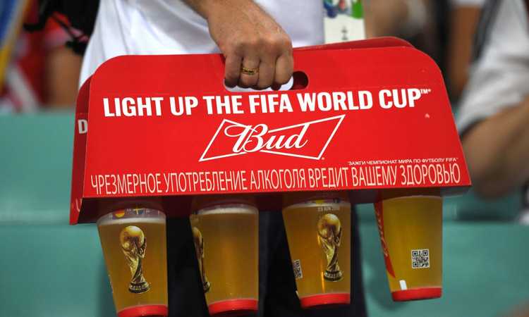 Mondiali Qatar, UFFICIALE: proibita la vendita di alcolici vicino e dentro lo stadio. Problemi Fifa con gli sponsor