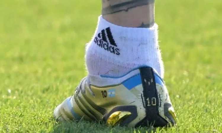 Argentina, la FOTO della caviglia gonfia di Messi preoccupa i tifosi e Scaloni. Ma lui: 'Mi sento molto bene'