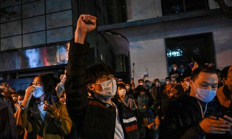 Restrizioni e in Cina, la tv di Stato taglia le immagini dei tifosi senza mascherina al Mondiale Restrizioni e in Cina, la tv di Stato taglia le immagini dei tifosi senza mascherina al Mondiale