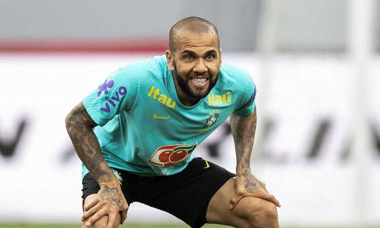 Dani Alves: 'Sono a disposizione, se devo suonare il tamburello lo farò'