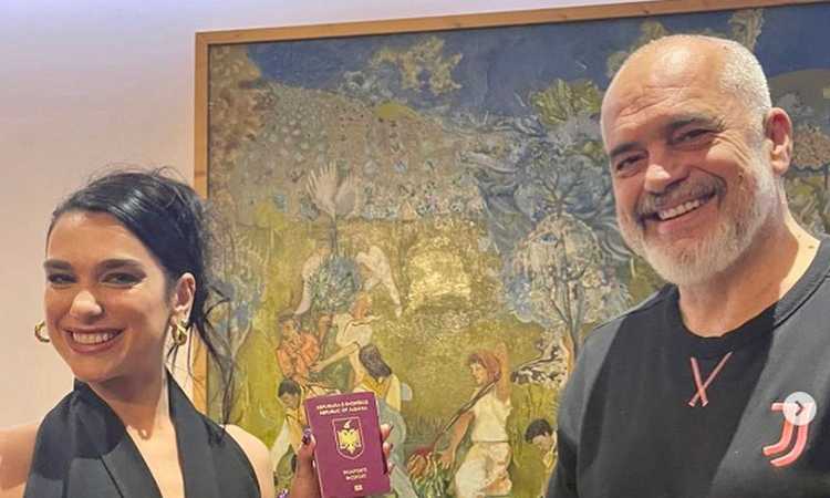 Dua Lipa è diventata cittadina albanese: il primo ministro la celebra con la felpa della Juve FOTO