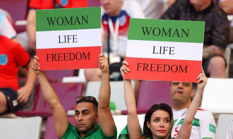 Iran, i giocatori non cantano l'inno in segno di protesta