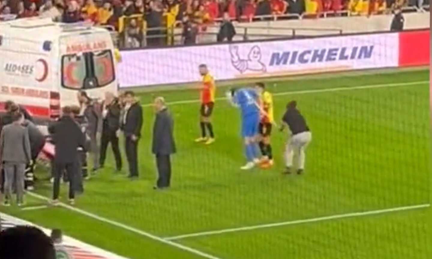 Choc in Turchia: il portiere dell'Altay colpito in testa da un tifoso, razzi in curva e partita sospesa VIDEO