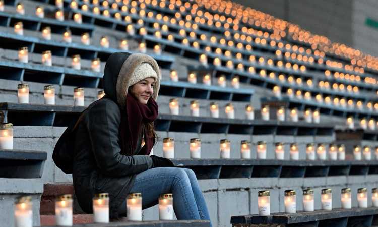 20.000 candele per i lavoratori morti in Qatar: dalla Germania il nuovo grido di sdegno verso i Mondiali