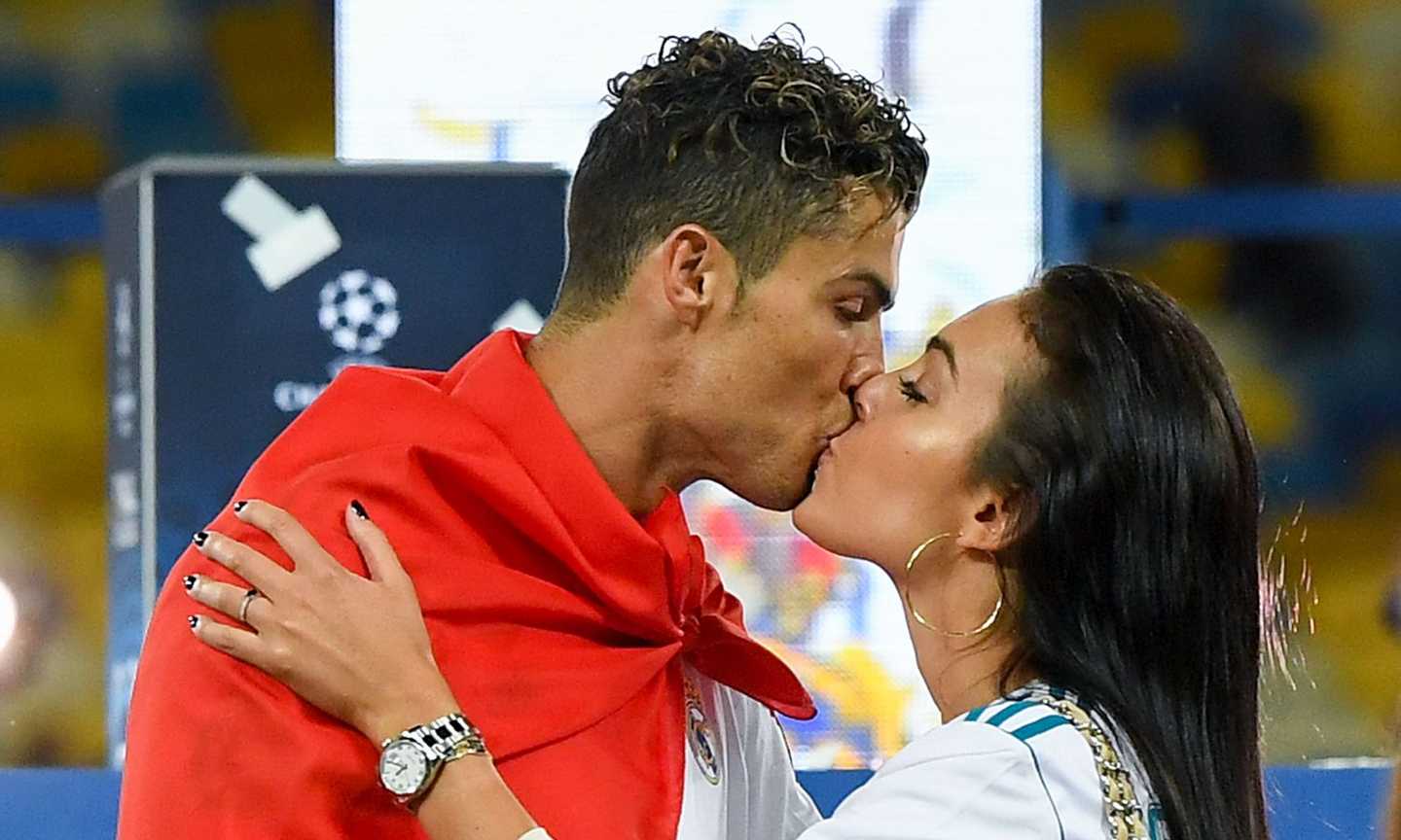 Ronaldo, che regalo da Georgina: scarta il pacco per Natale e lo posta sui social FOTO