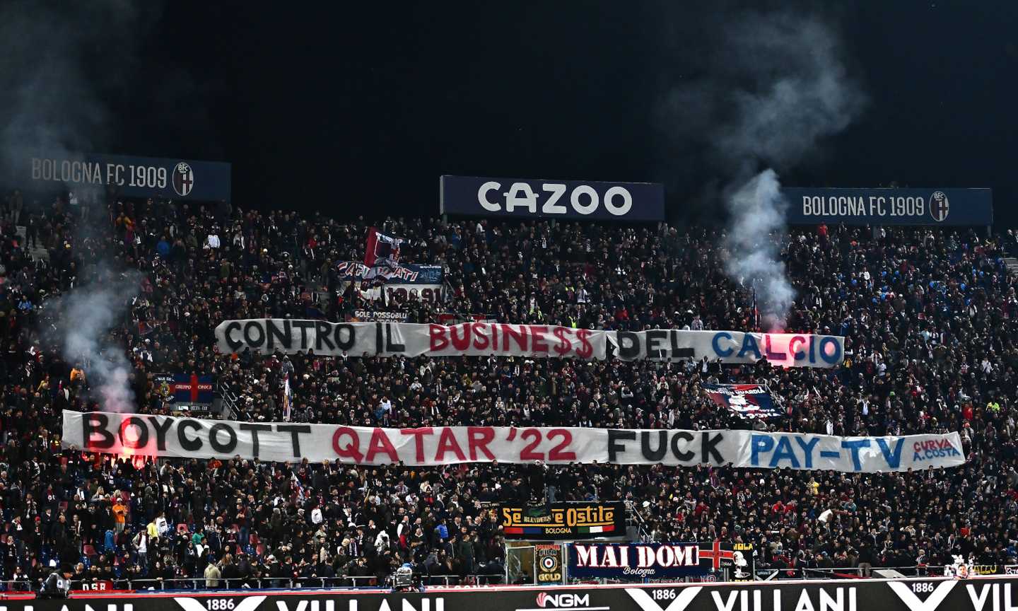 Tifosi del Bologna contro il Mondiale in Qatar: 'Boicottatelo, no al business del calcio e alle pay tv'