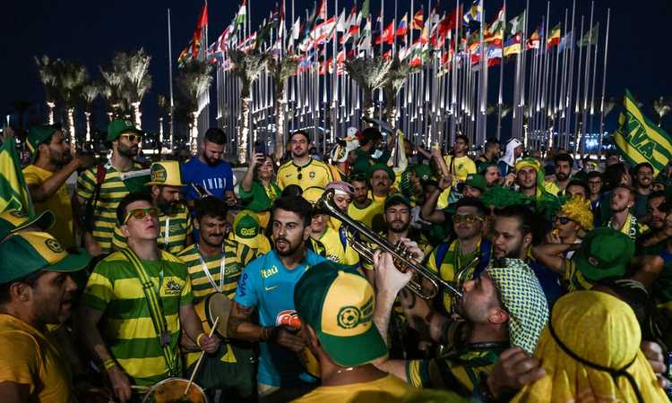 Clamoroso in Qatar: polizia sequestra bandiera brasiliana scambiandola per Lgbt, la Fifa allenta le misure
