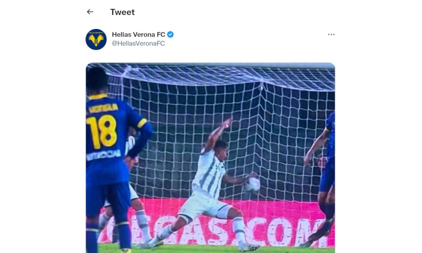 Verona, il tweet muto con il fallo di mano di Danilo FOTO