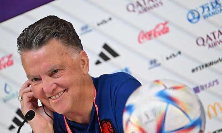 Olanda, il curioso siparietto fra Van Gaal e un giornalista senegalese: 'Sono un tuo fan' e lui lo abbraccia