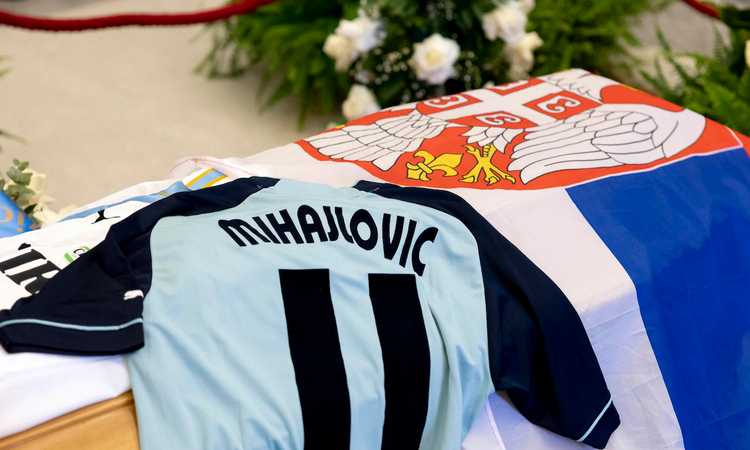 Mihajlovic, the funeral home.  Giorgia Meloni: ‘he left a message to the world’, Lotito’s tears.  The scarves of his teams |  A league