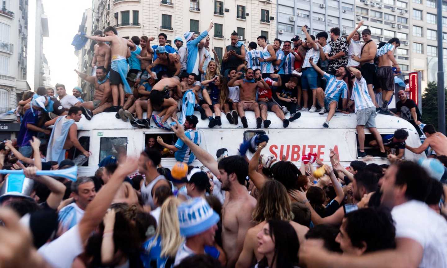 Argentina in festa, giornalista tedesco portato in trionfo in diretta VIDEO