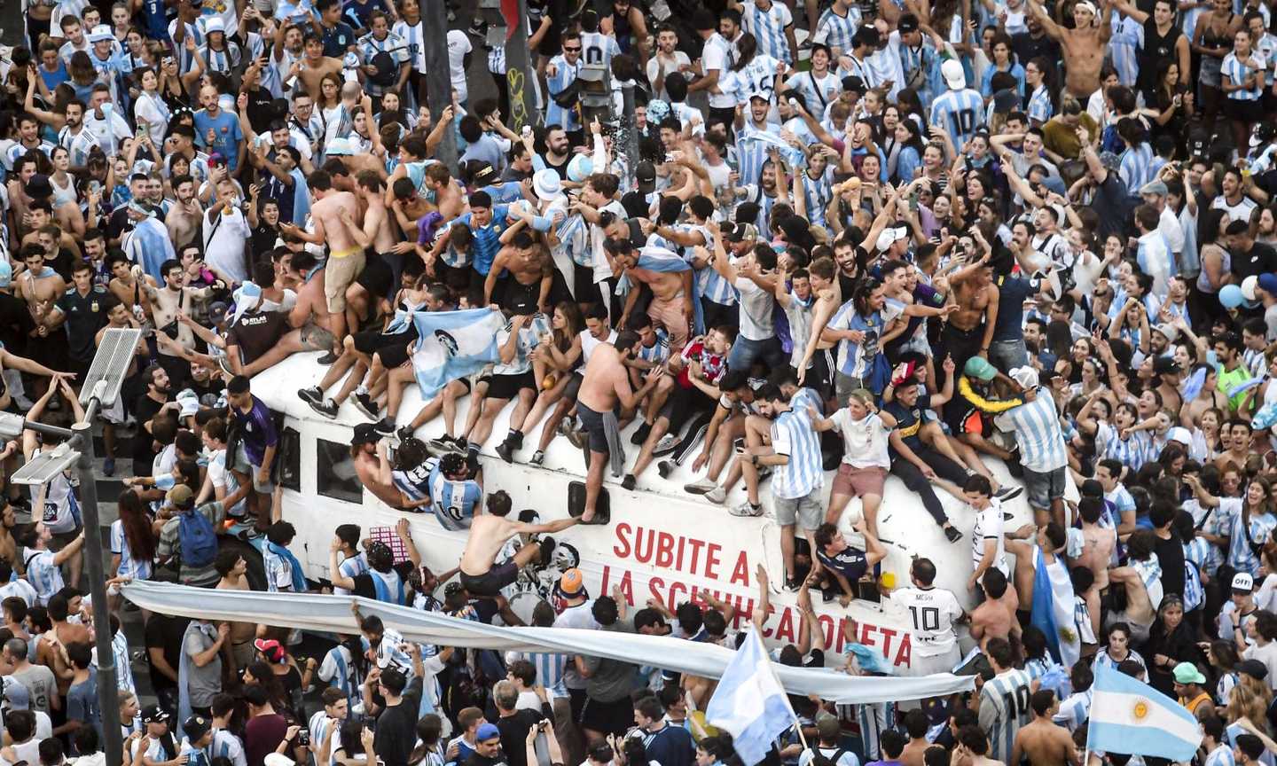 Buenos Aires in festa il giorno dopo la vittoria dei Mondiali VIDEO